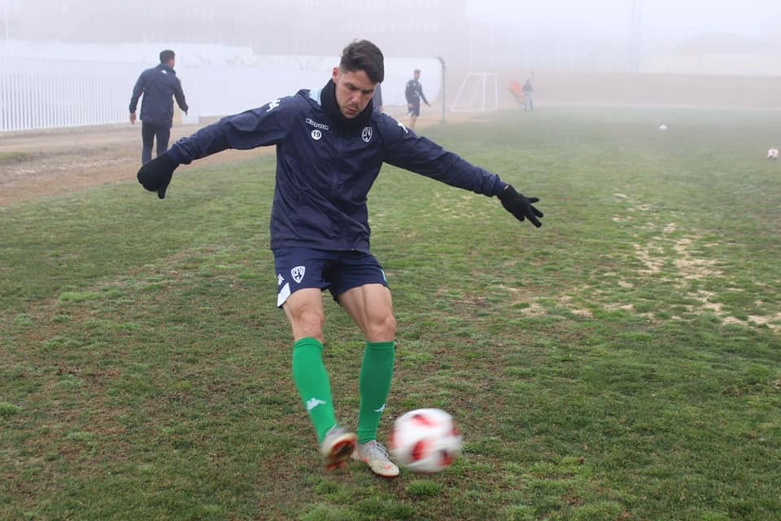 El exalbinegro José Ramón se ejercita con los serones.