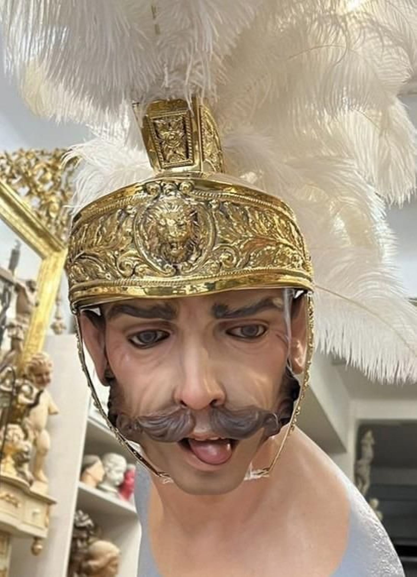 Detalle del rostro del romano, en actitud chulesca.