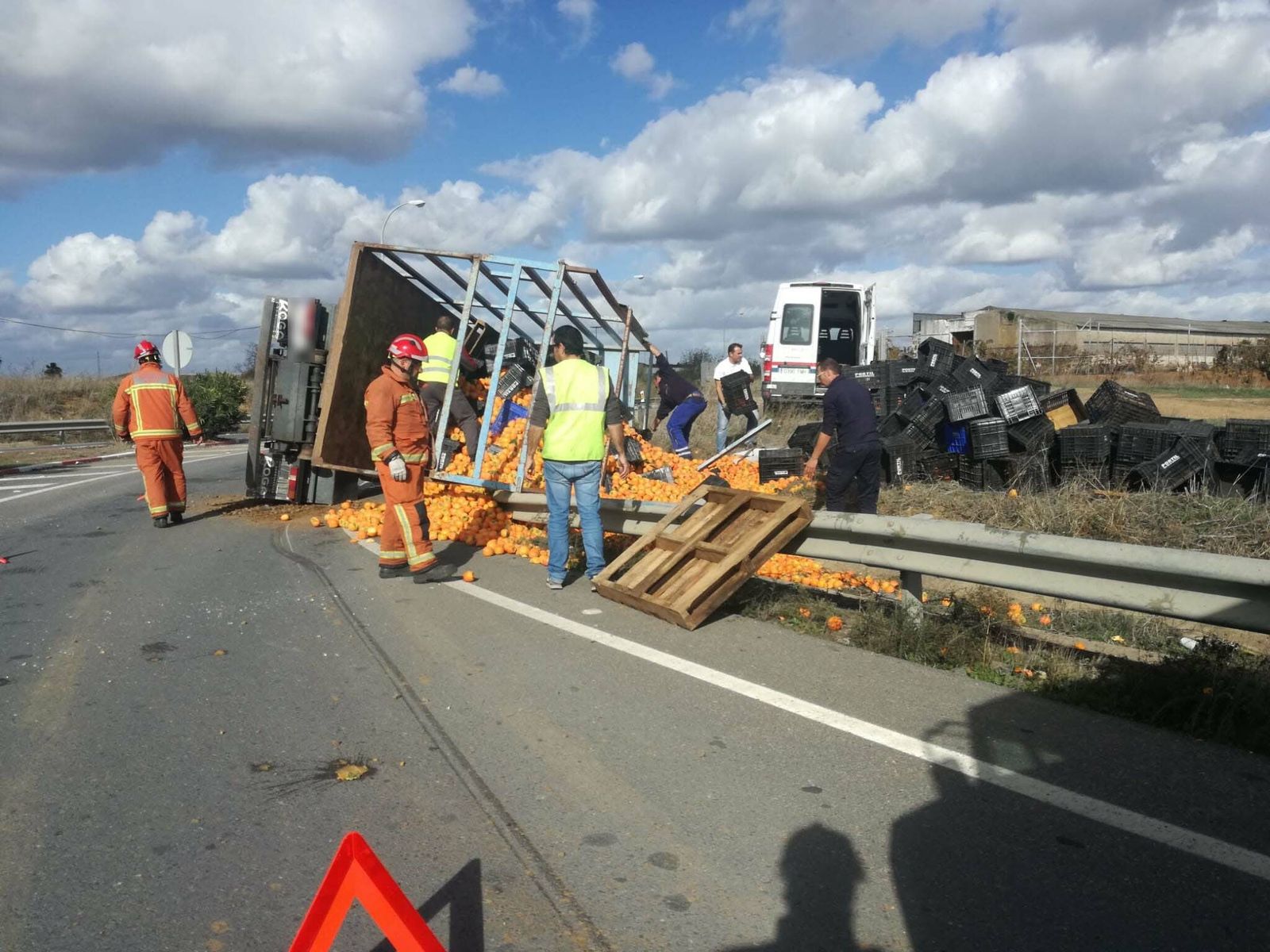 Imagen del camión siniestrado en la tarde de ayer.