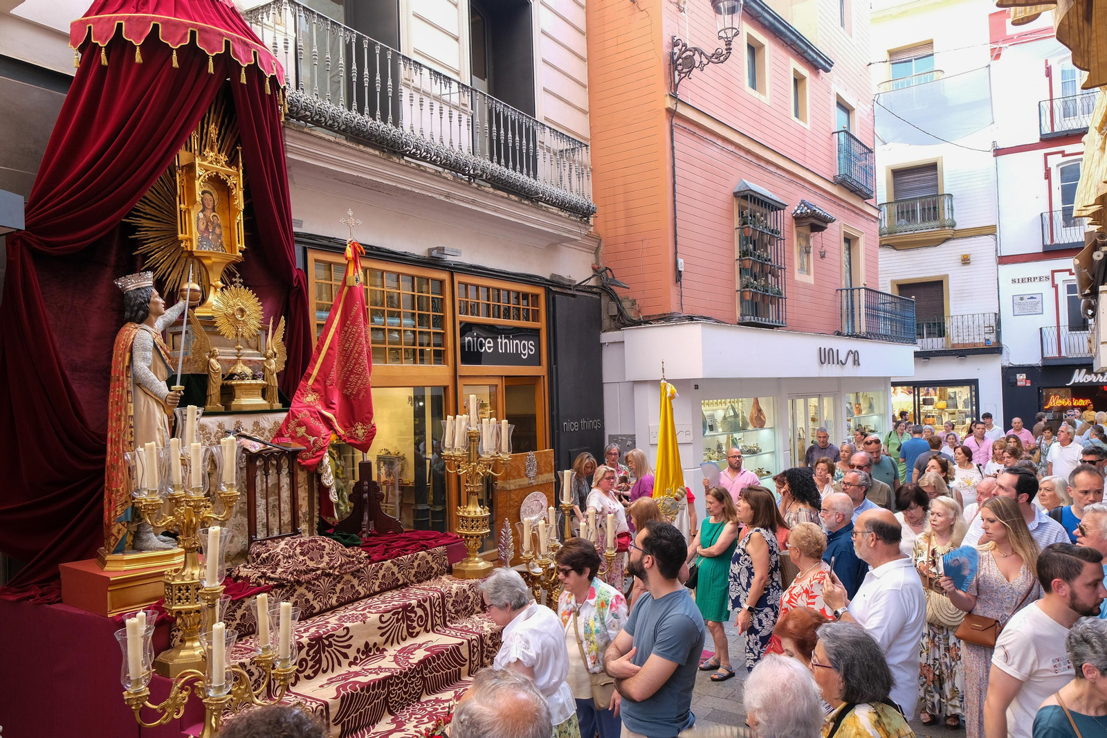 Preparativos, altares, escaparates, balcones para el Corpus