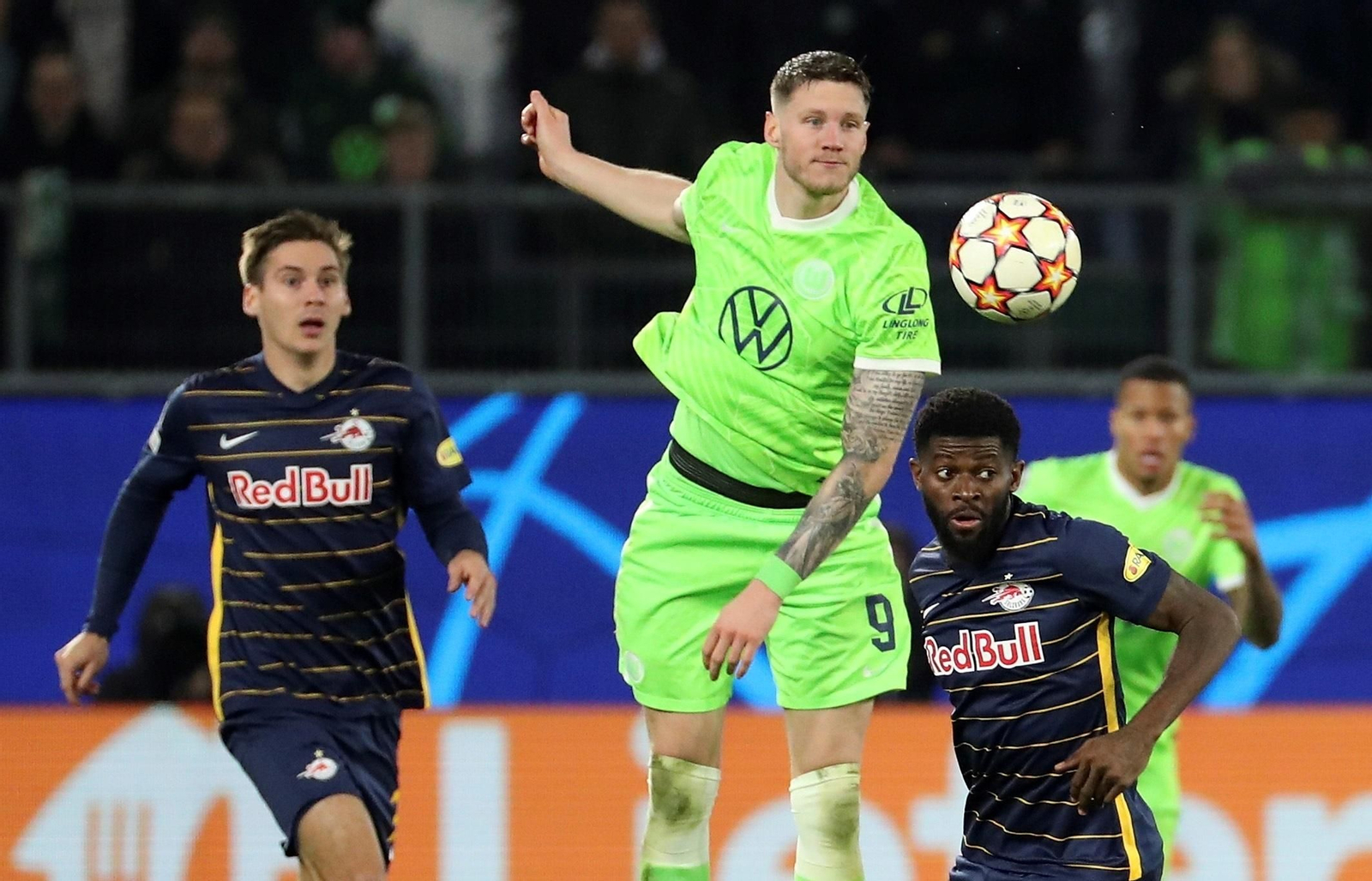 Onguene, junto a Weghorst y Wöber en el Wolfsburgo-Salzburgo del 2 de noviembre.