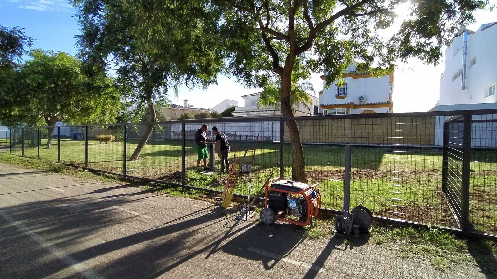 Ultimando los trabajos en el parque canino de Villamaruja-La Noria.