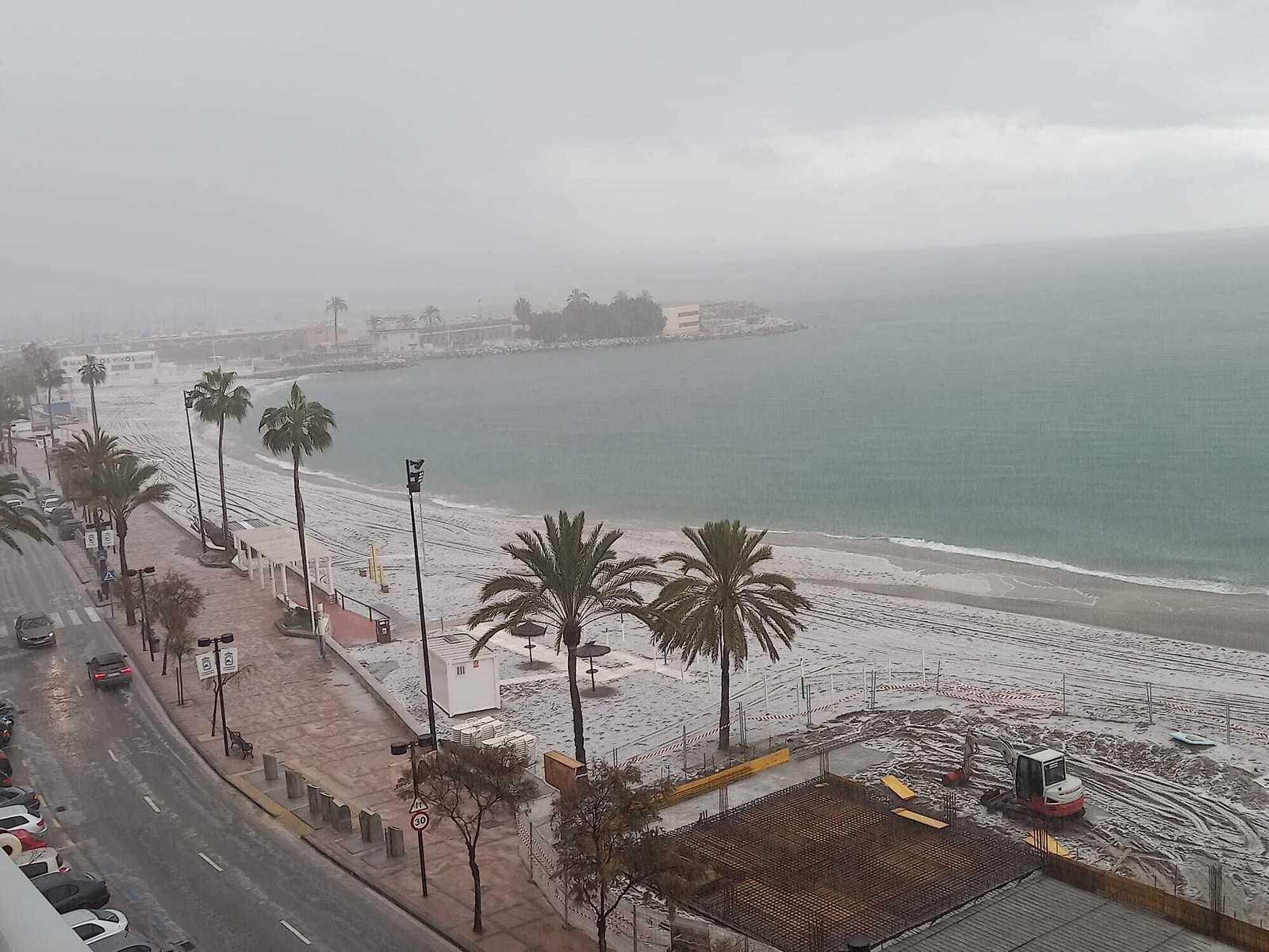 Vista de la playa de Fuengirola, cubierta de granizo.