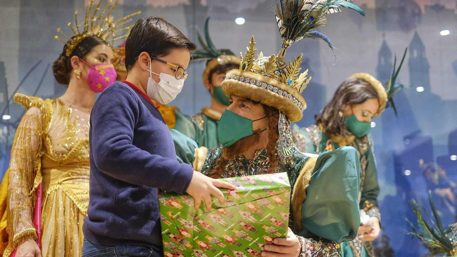 Imágenes de los Reyes Magos recorriendo Cádiz el 5 de enero