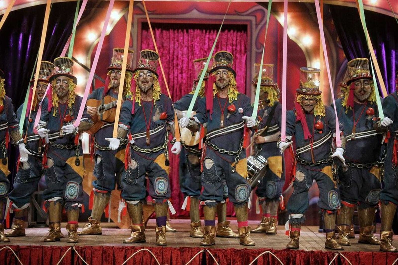 La comparsa Los Esclavos en la final de la pasada noche