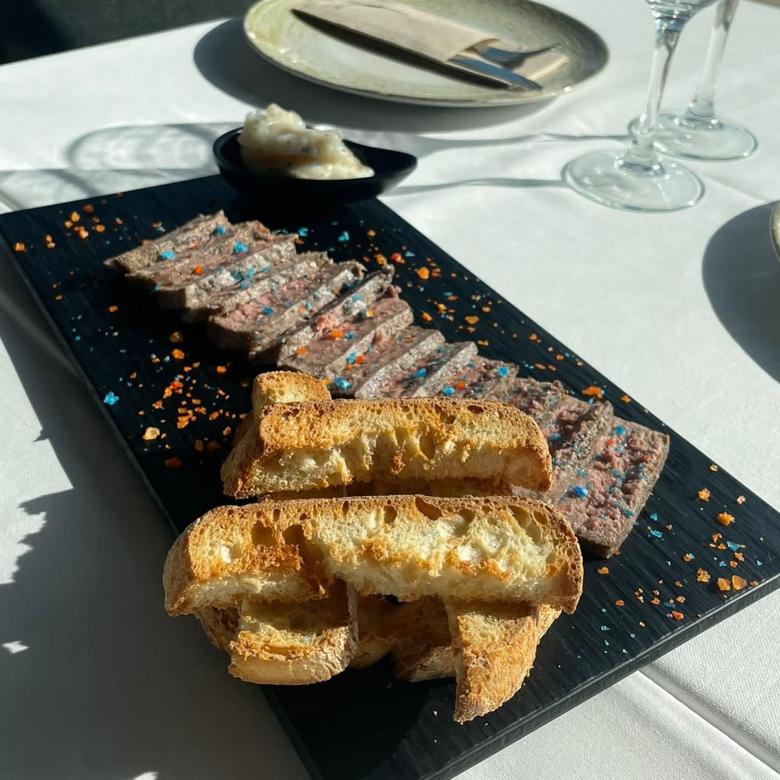 Un plato de West Restaurant.