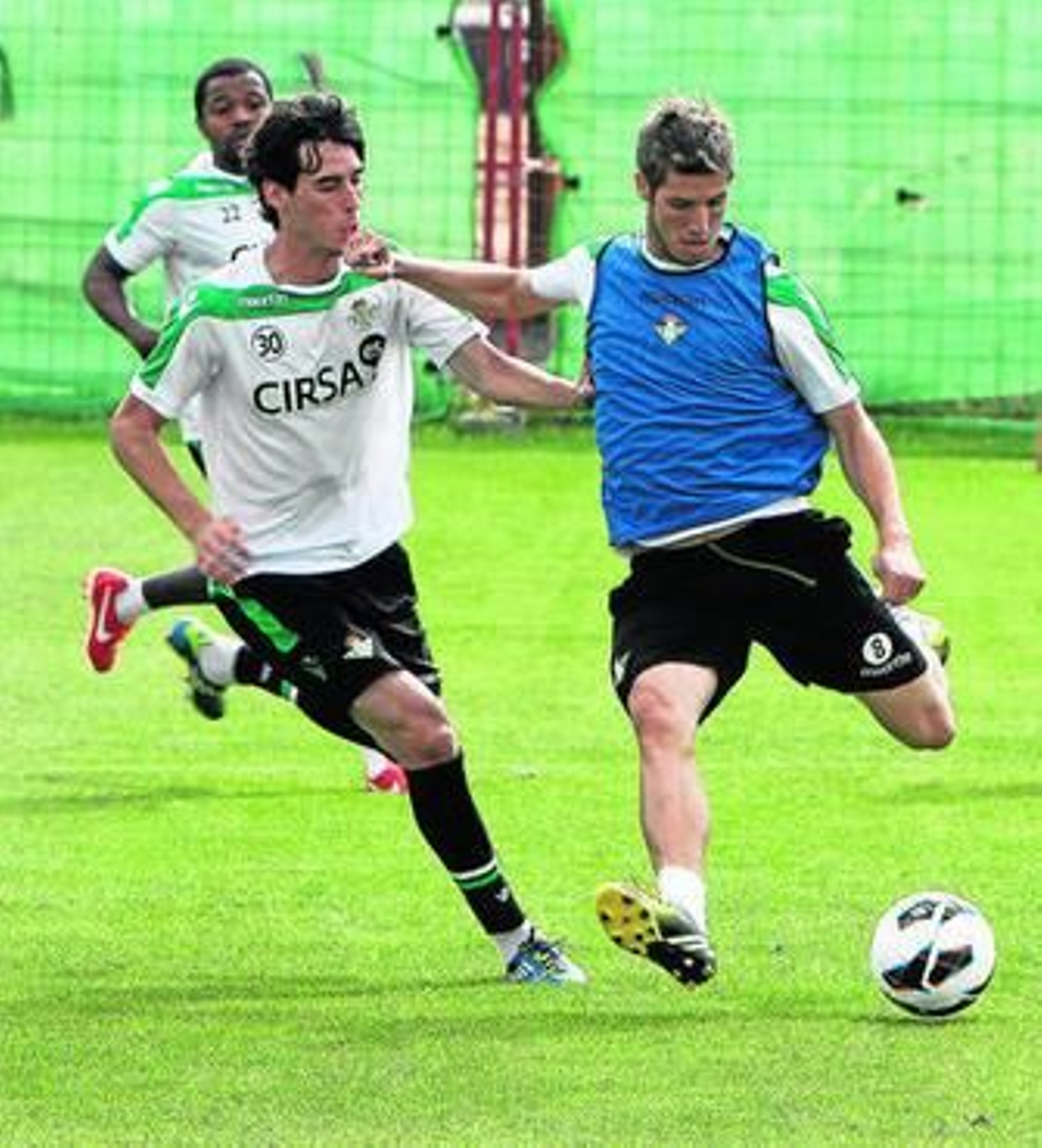 Rubén Pérez se prepara para disparar con Eder Vilarchao a su lado.