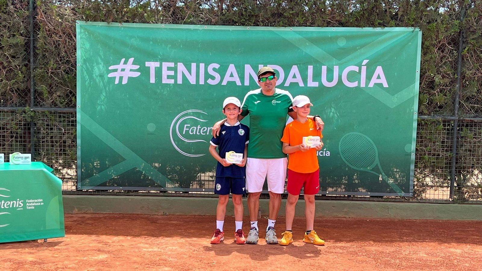 Víctor Linares y Leo Vidaña posan con el título de subcampeón con el que se clasifican al Campeonato de España.