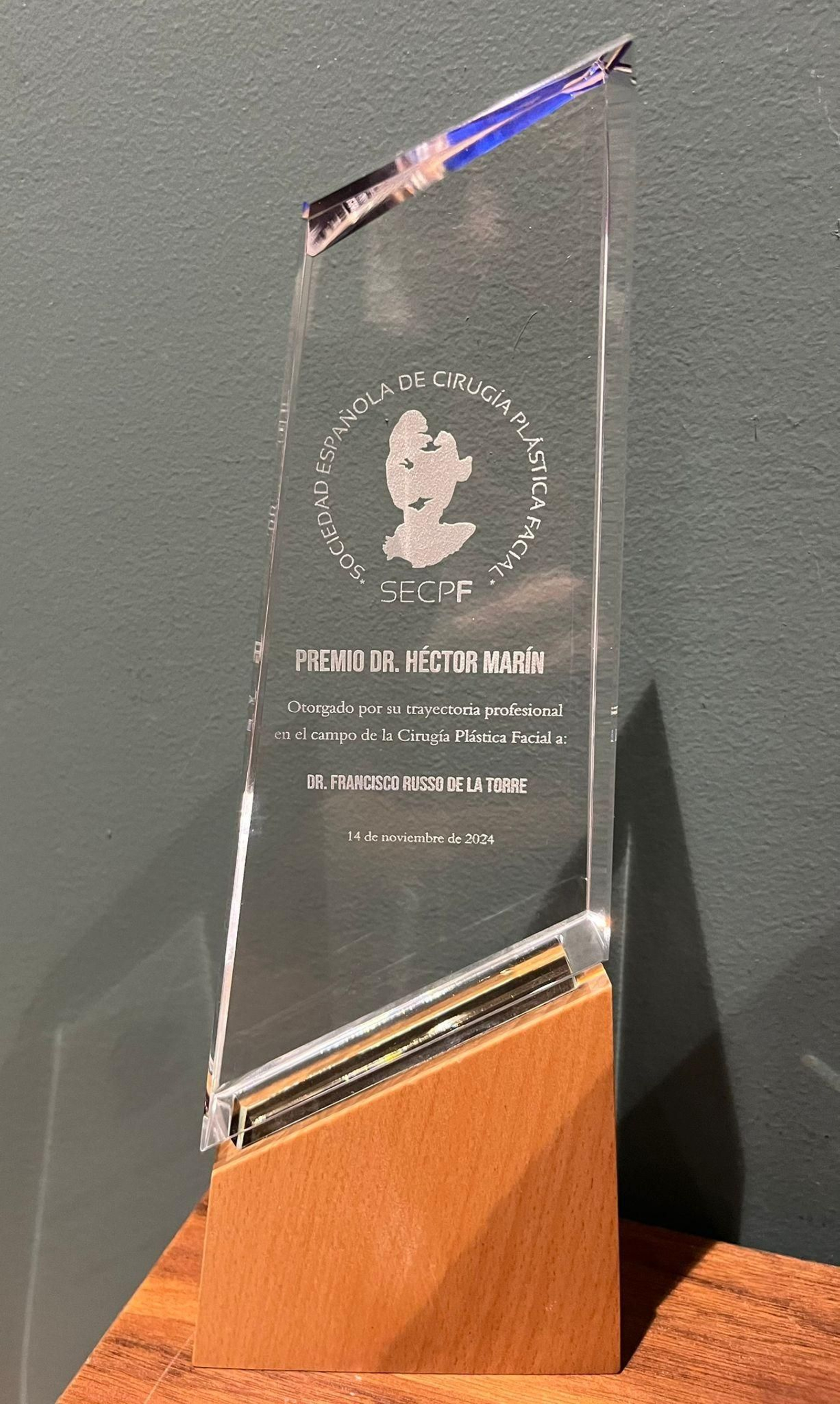 El premio recibido por Francisco Russo.