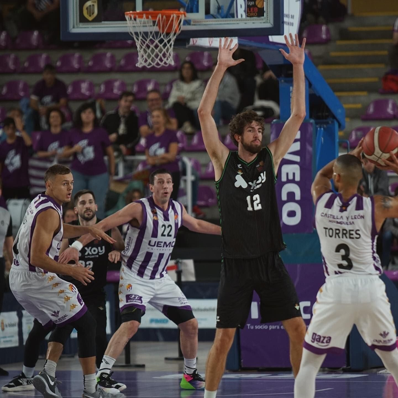 El bético Doménech defiende a Mike Torres, con De la fuente ante Rogic detrás.