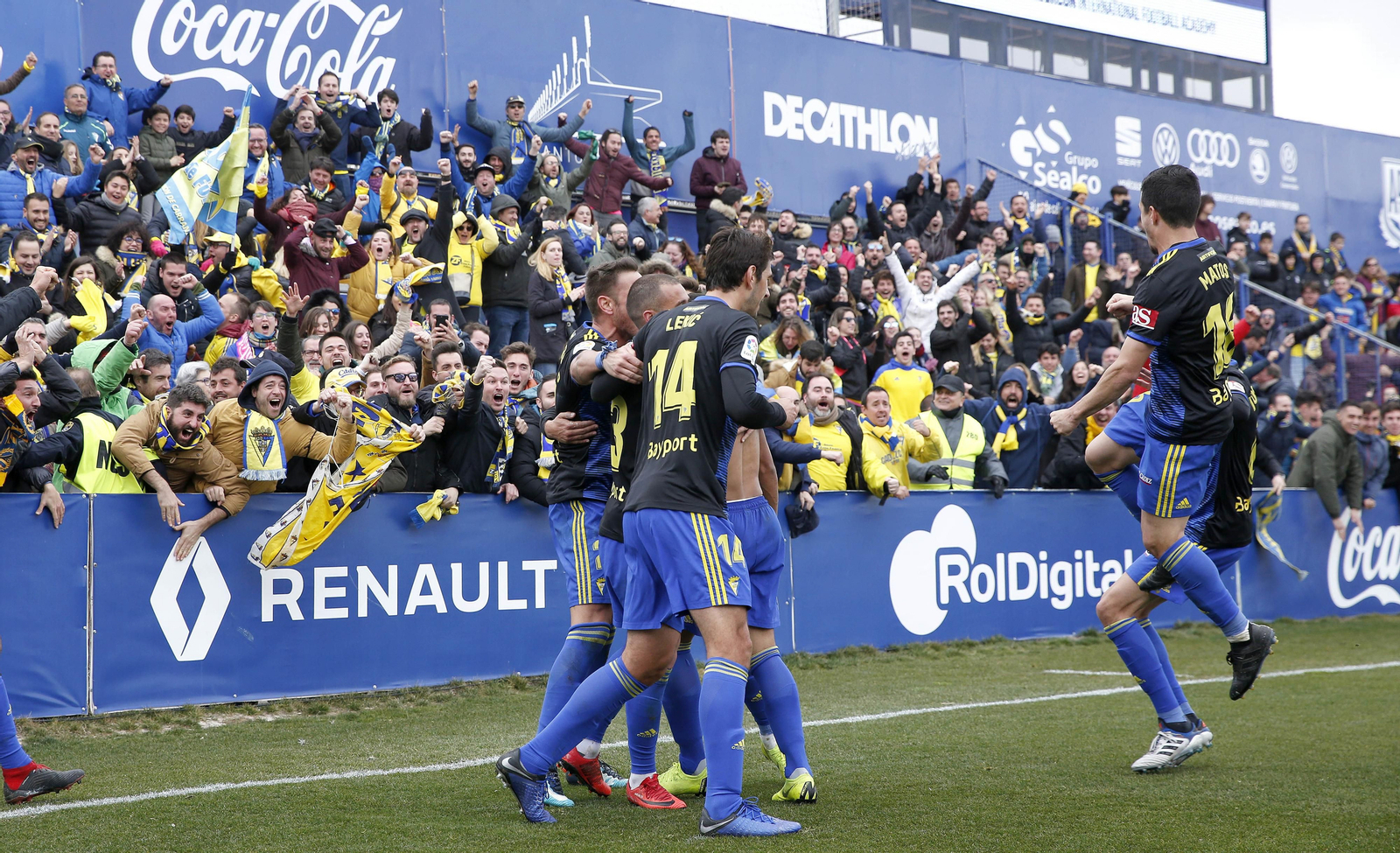 Los jugadores del Cádiz celebran la consecución del segundo gol en Alcorcón.