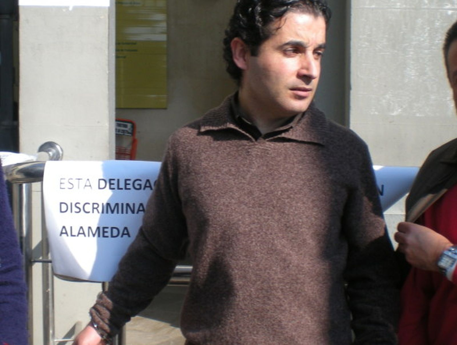 El alcalde de Alameda se encadena en protesta por no conseguir un taller de empleo