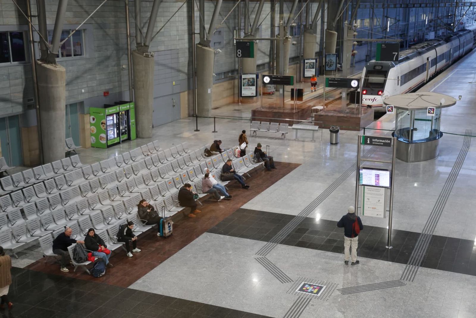 Pasajeros, este lunes, tras la tragedia ferroviaria, en la estación María Zambrano