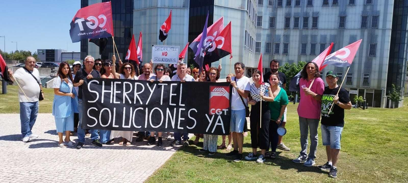 Protesta de la plantilla de Sherrytel Soluciones, junto a la sede de la empresa.