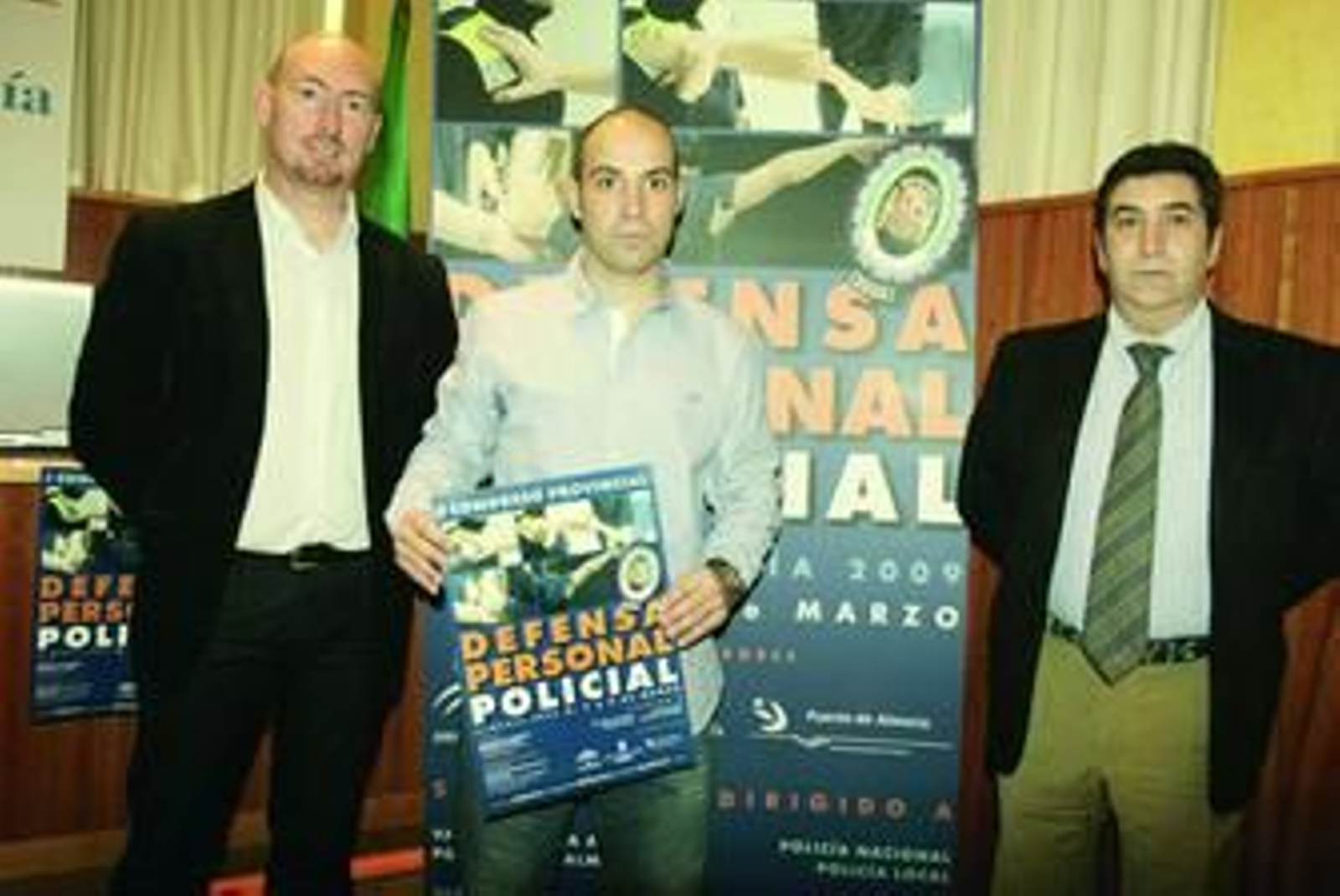 Los responsables de la actividad presentan el cartel del congreso en el edificio Varadero de la Autoridad Portuaria.