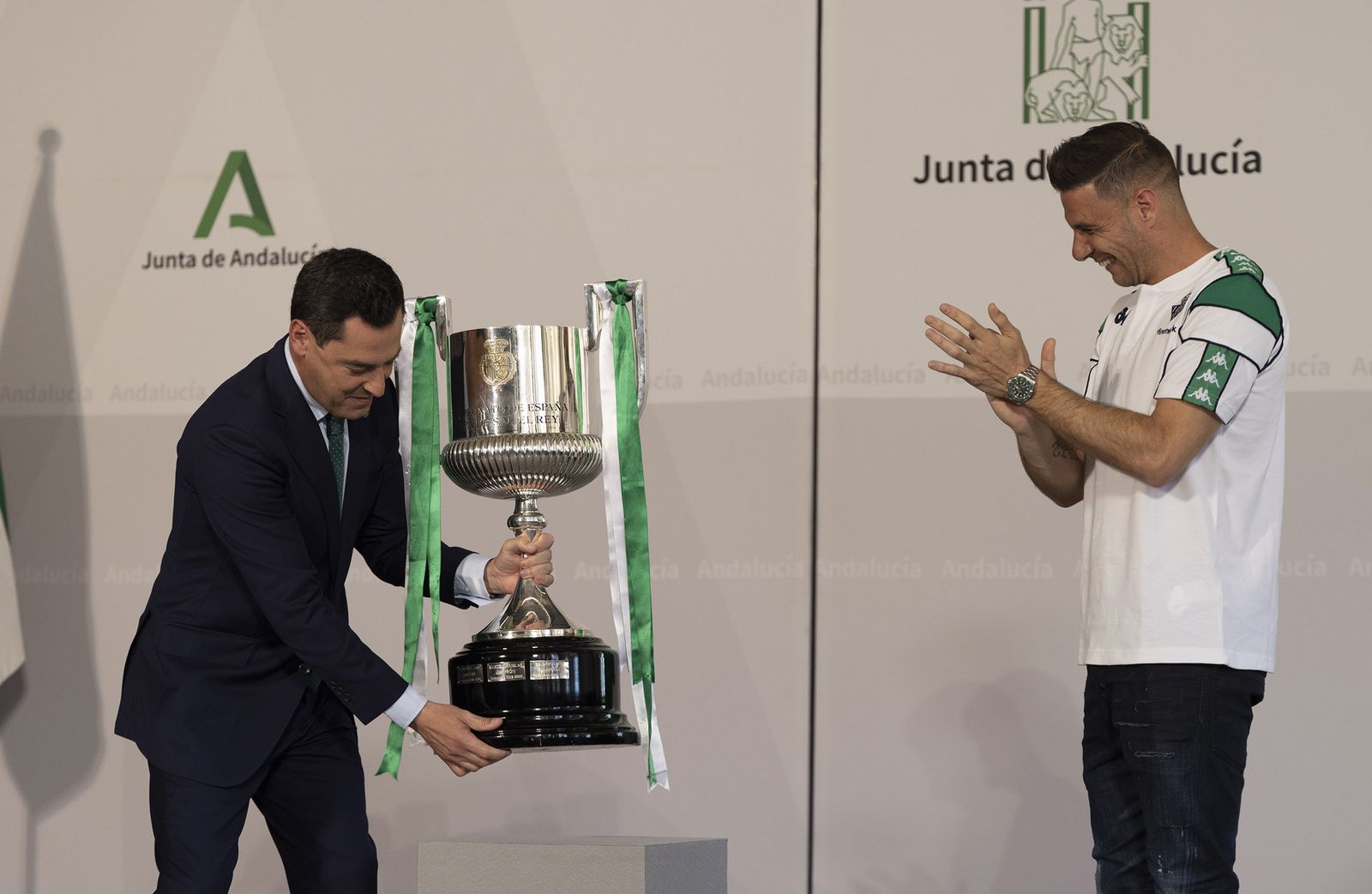 Joaquín aplaude a Juan Manuel Moreno Bonilla tras haber levantado la Copa.