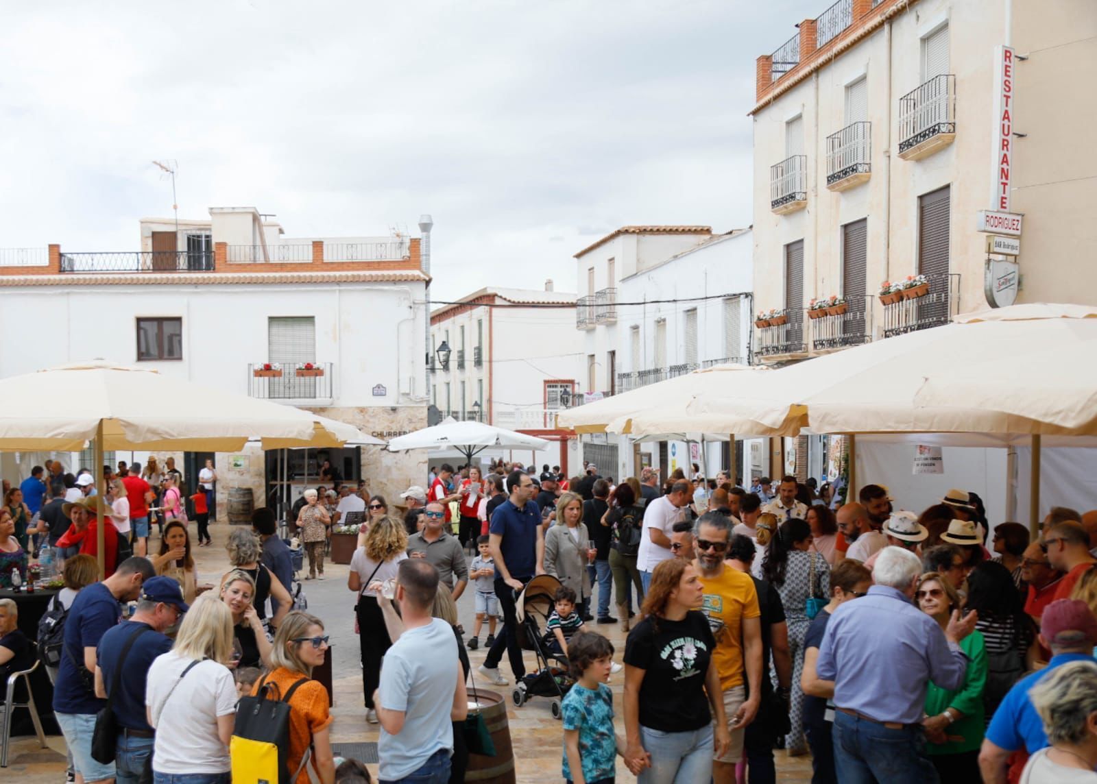 Así luce la plaza del municipio con todos los stands.