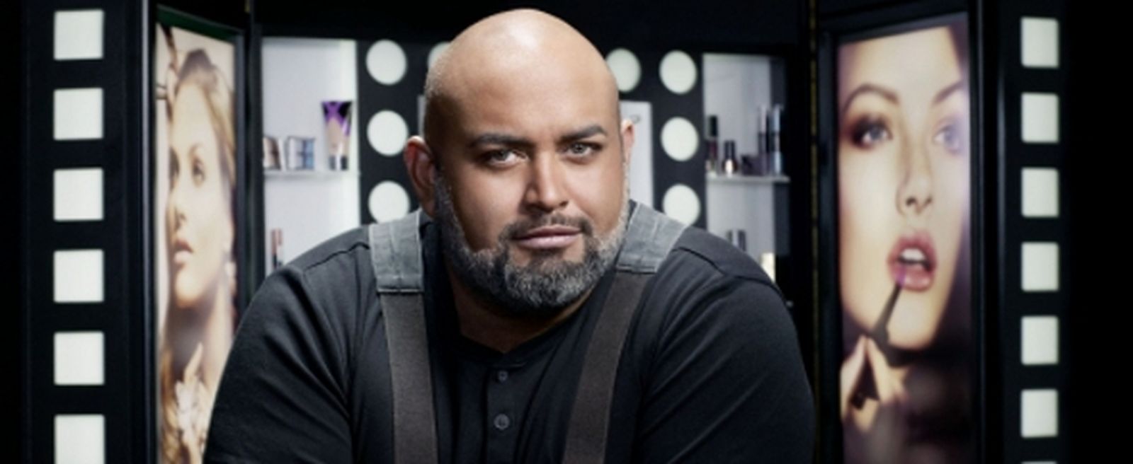 Lewis Amarante creando un look de maquillaje en el stand de Aromas