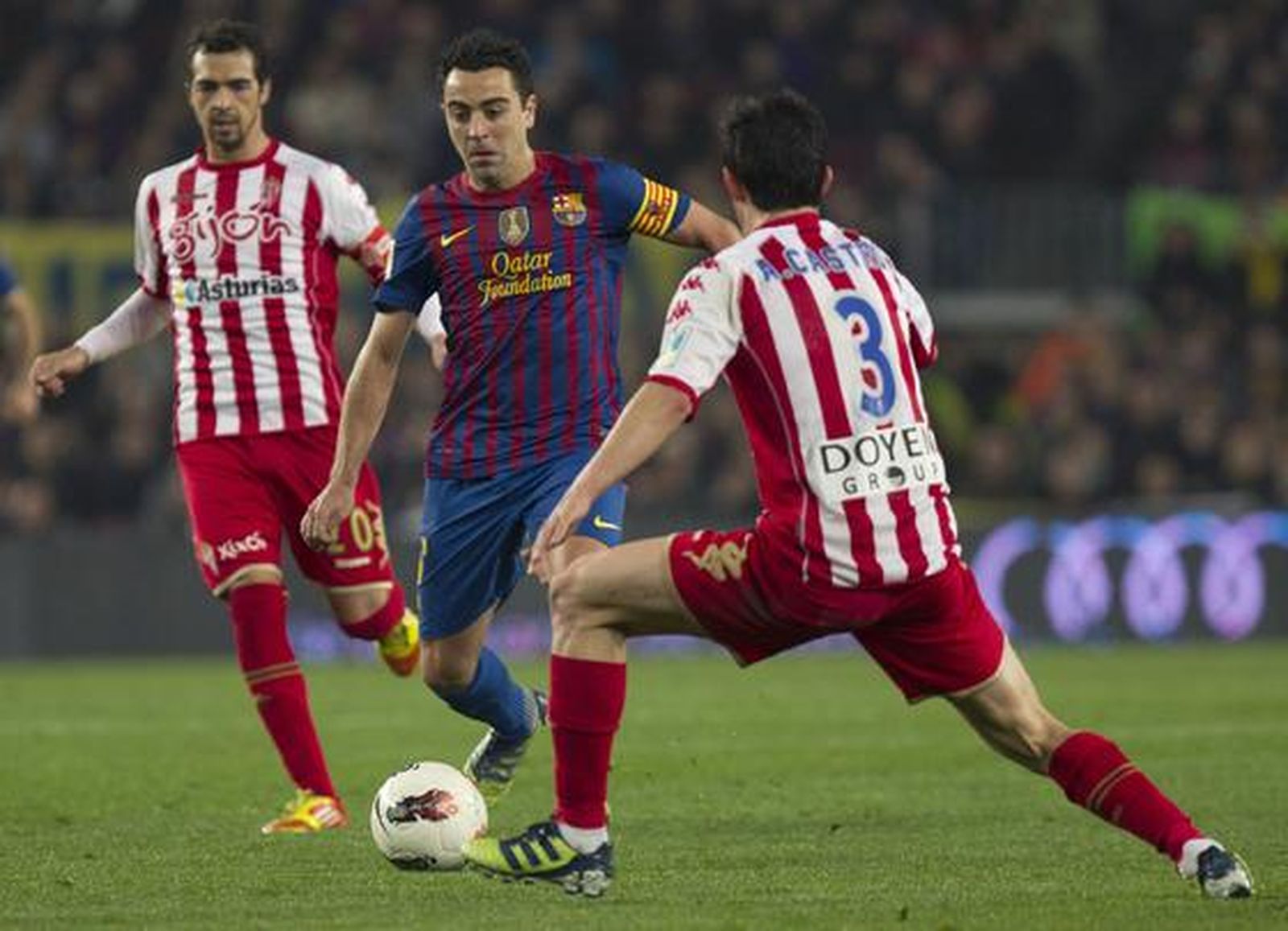 El Barcelona sufre para ganar con diez al Sporting de Gijón. / EFE