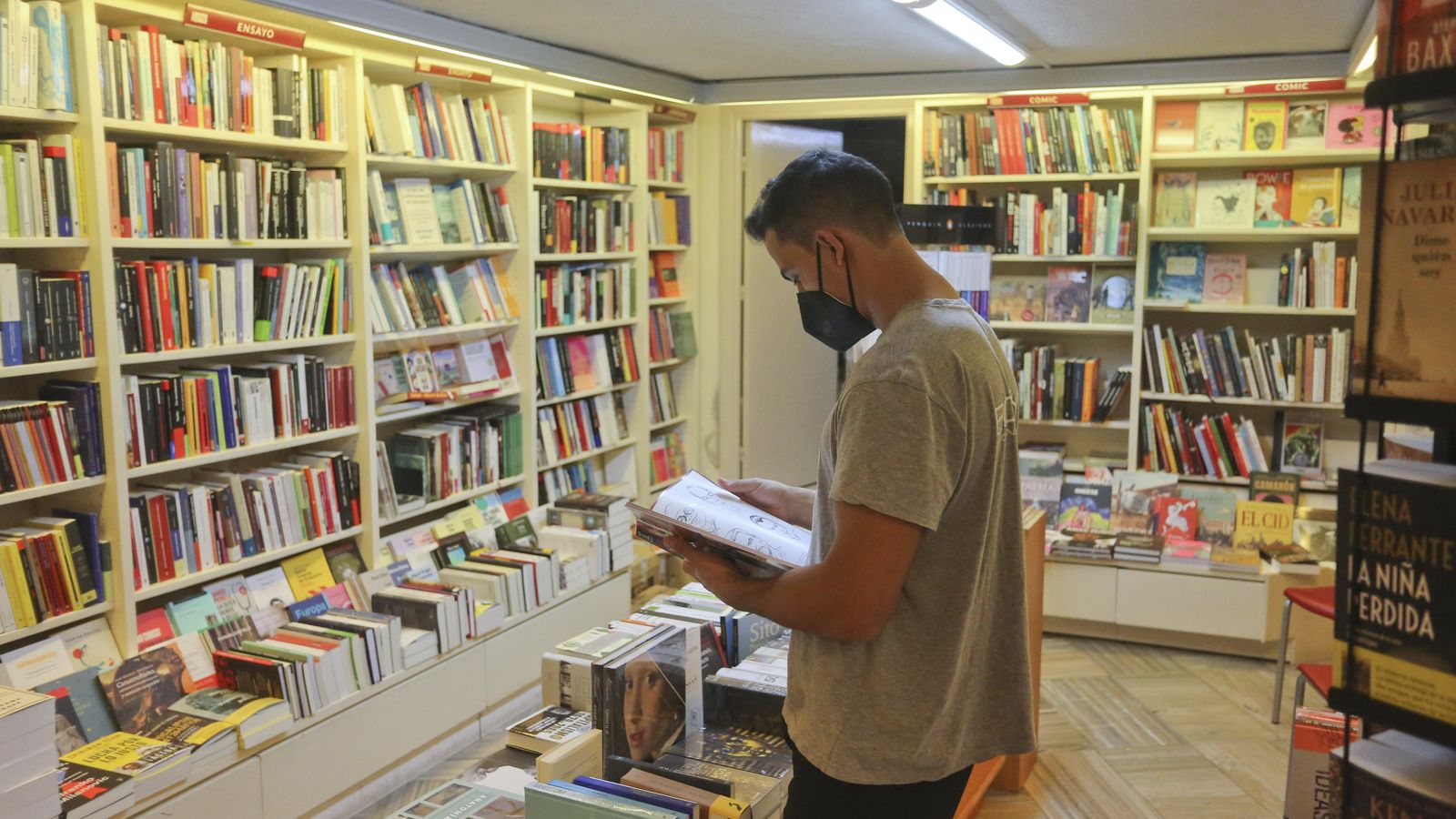 Un lector en la Librería Rayuela, templo del libro en pleno centro histórico.