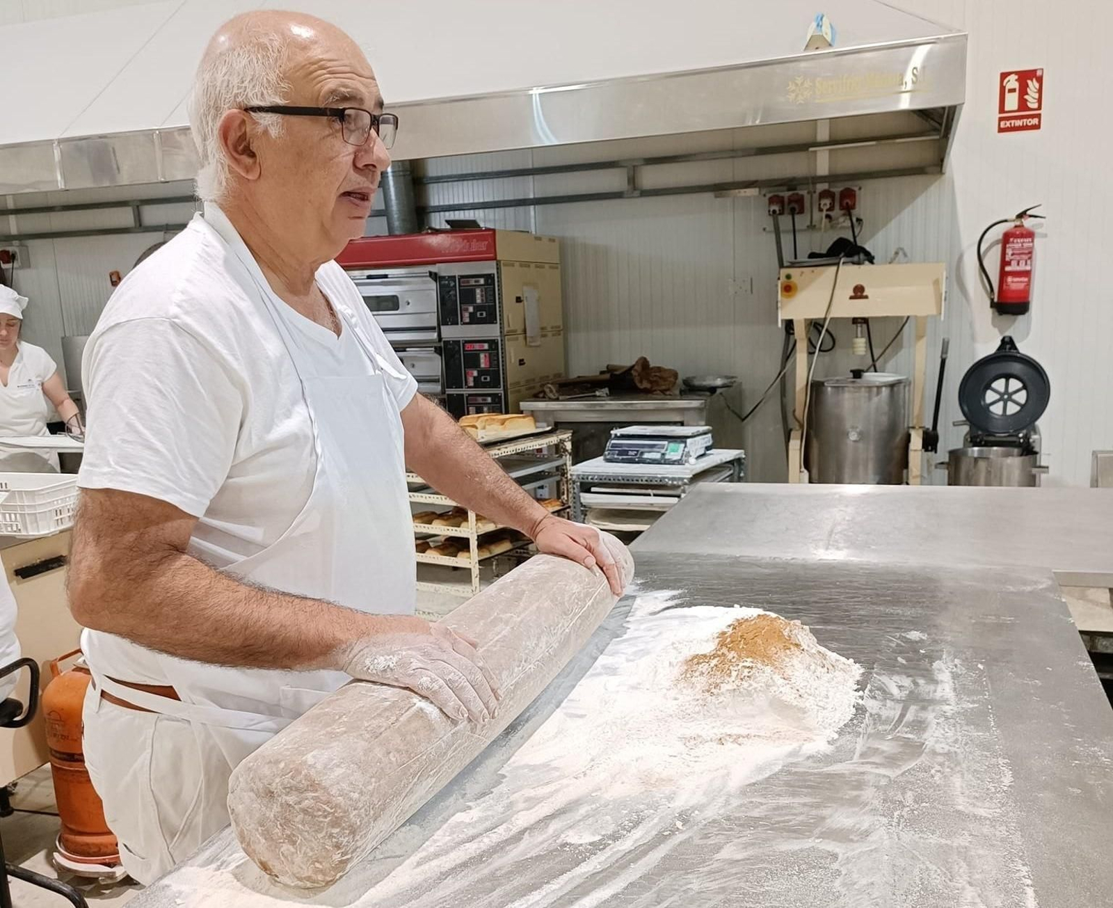 El maestro pastelero, Fermín Mesa durante la elaboración del alfajor.