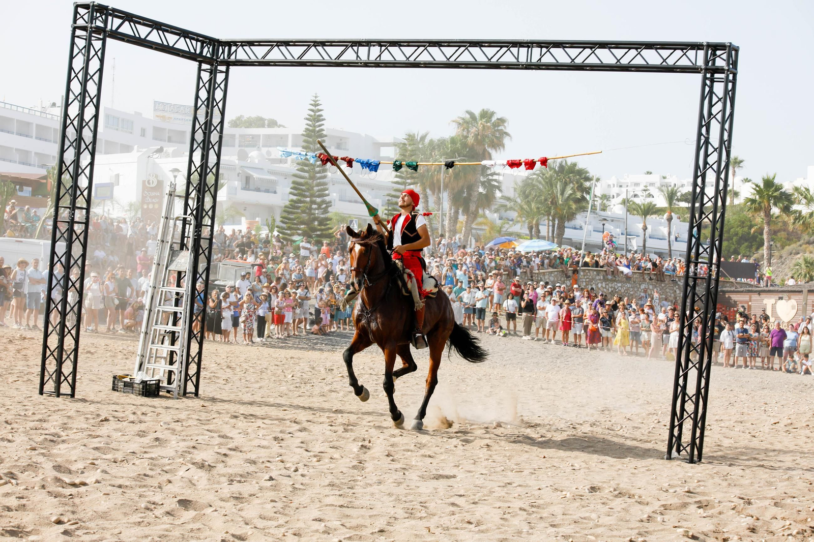La carrera de cintas y la exhibición de caballos de los Moros y Cristianos de Mojácar, en imágenes