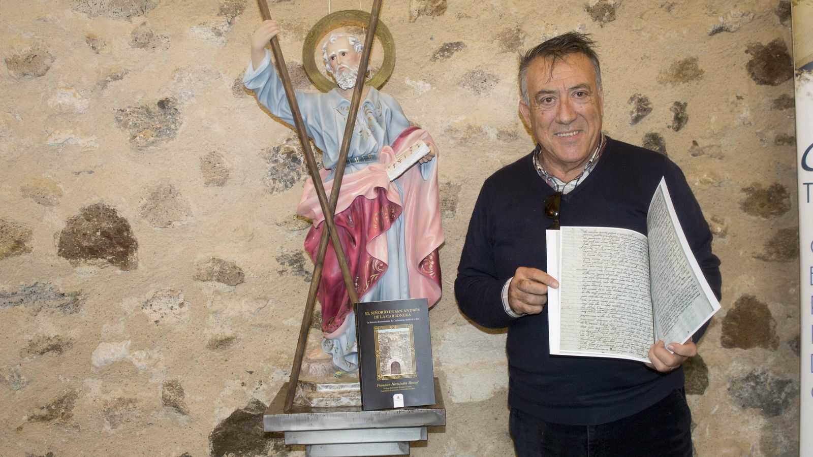 El autor, Francisco Hernández Benzal, junto a la imagen de san Andrés.