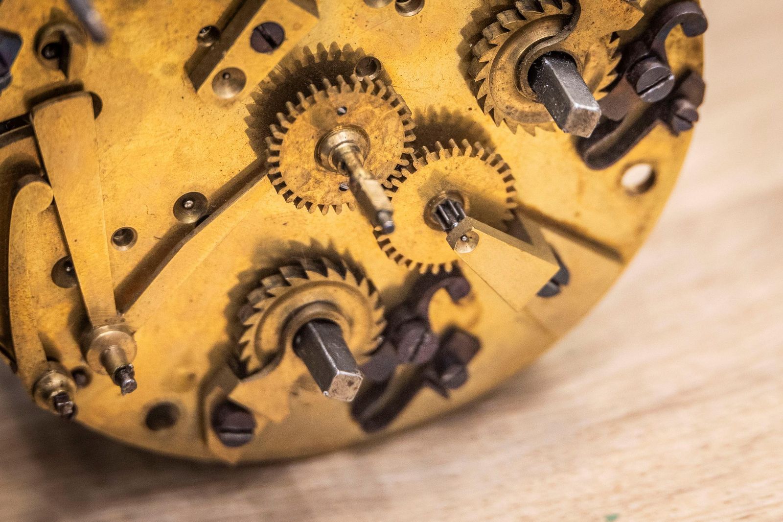 Mecanismo de uno de los relojes que repara Jesús Moreno.