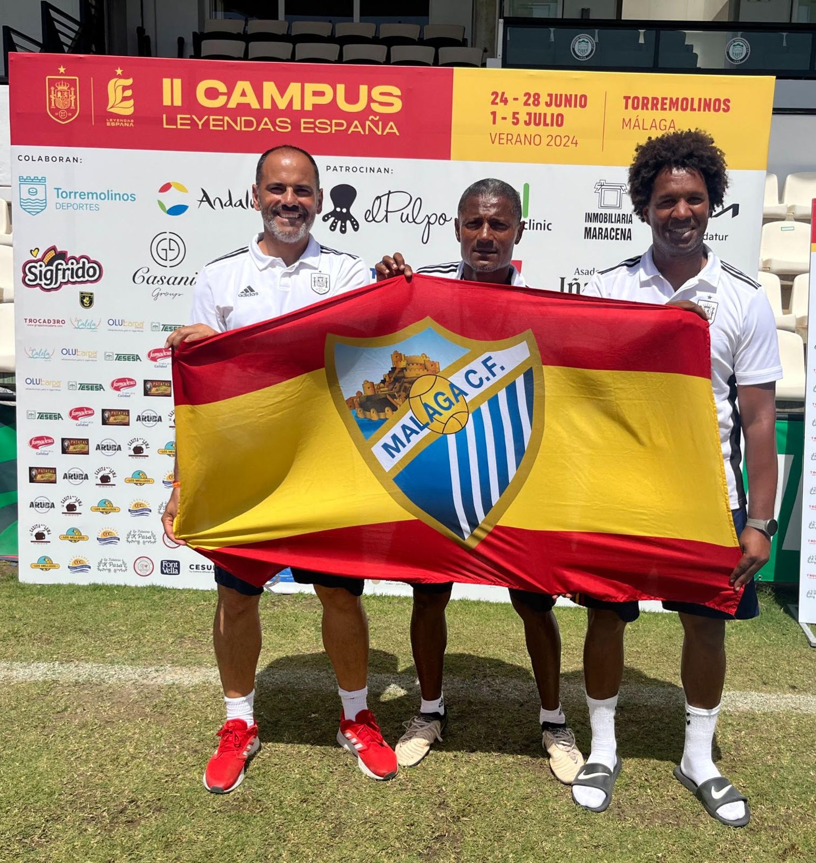 Salva Ballesta, Catanha y Hélder Rosario posan con la bandera de España y el escudo del Málaga.