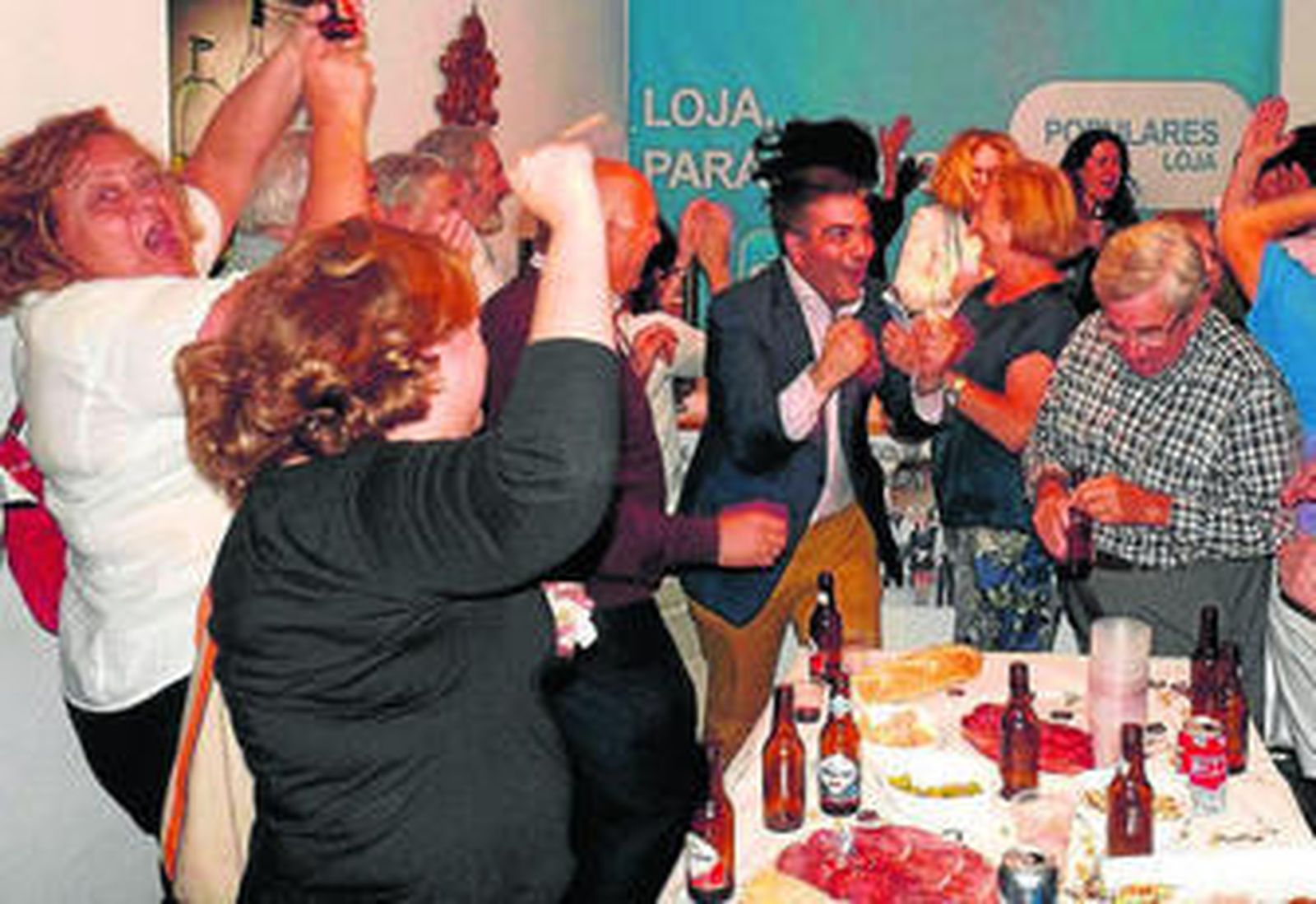 Joaquín Camacho, en el centro, celebra la victoria de su partido en la noche electoral del domingo.