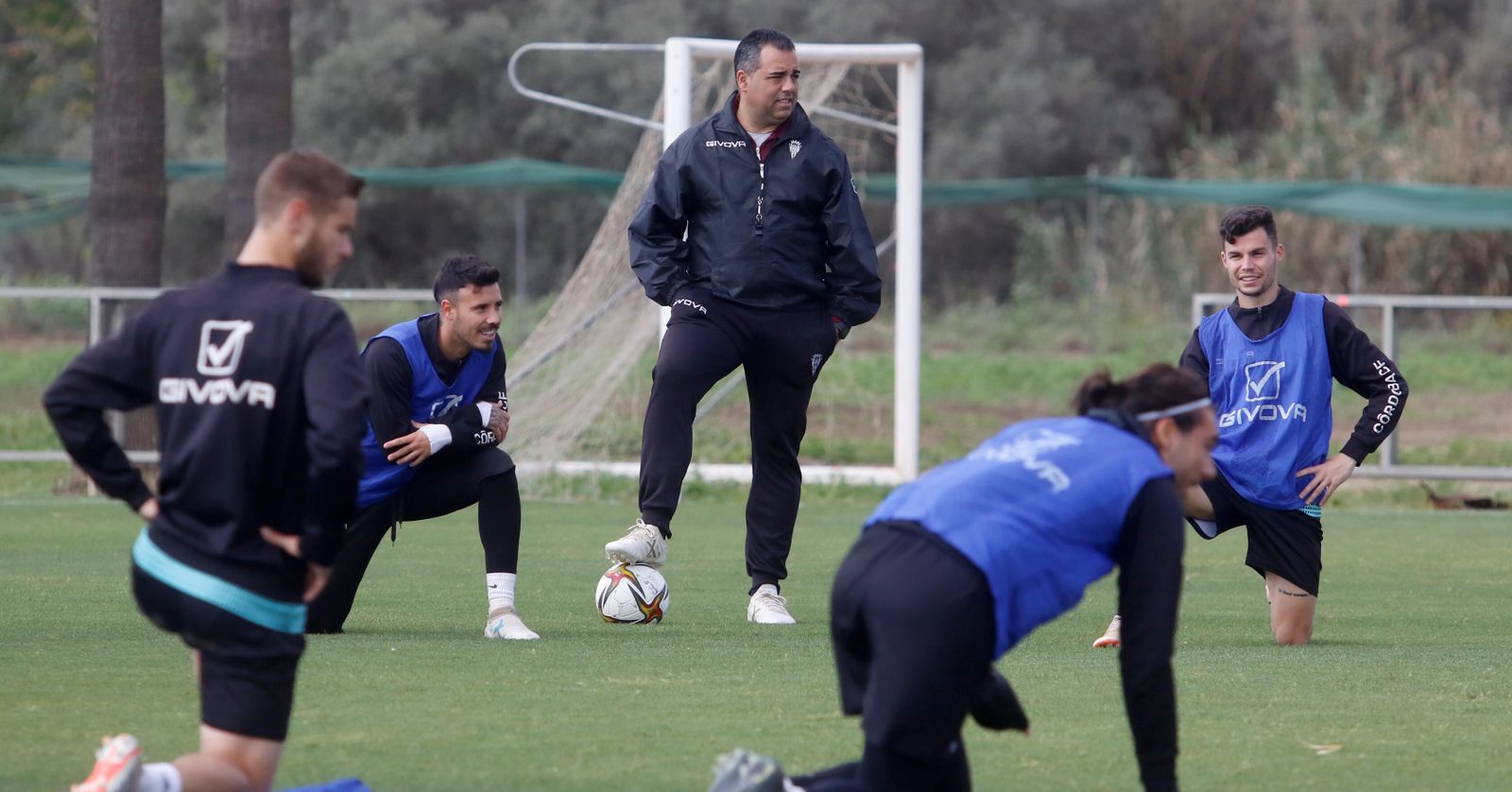 Germán Crespo bromea con sus jugadores en un entrenamiento del Córdoba CF.