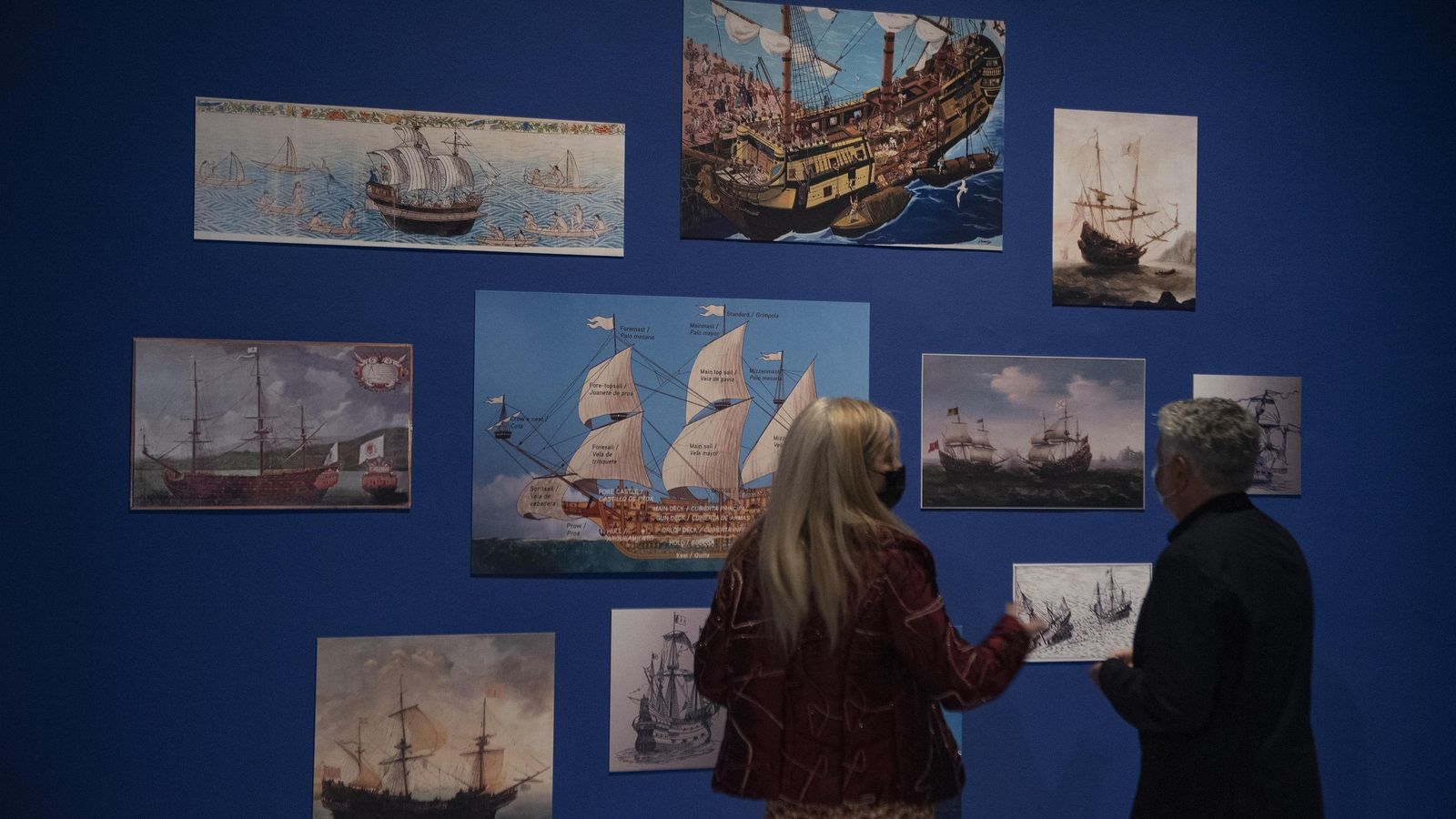 La consejera Patricia del Pozo y el director del CAAC, en una de las salas.