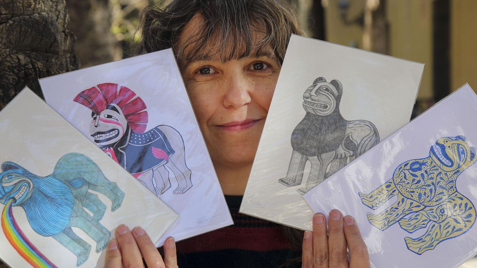 La ilustradora, con su obra basada en los leones de la Alhambra.