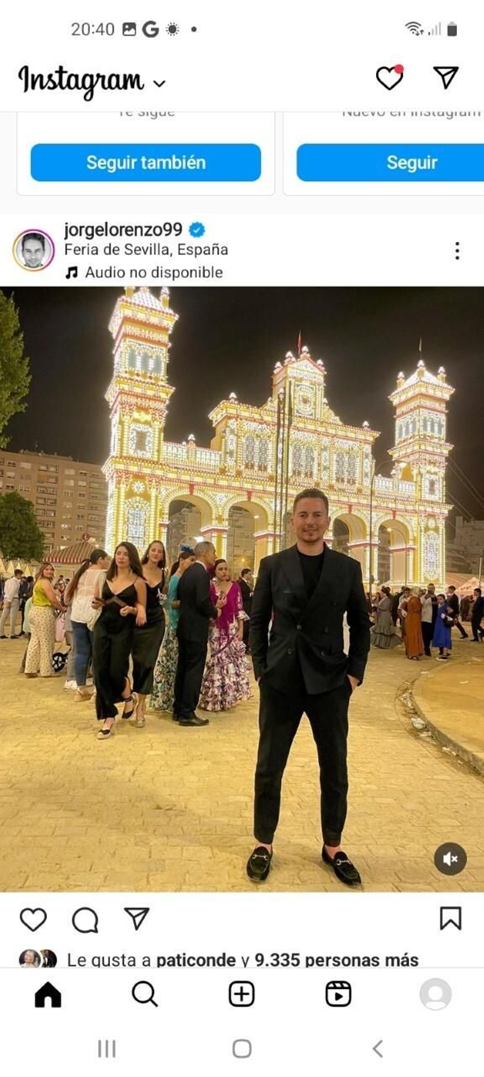 El deportista Jorge Lorenzo ante la portada