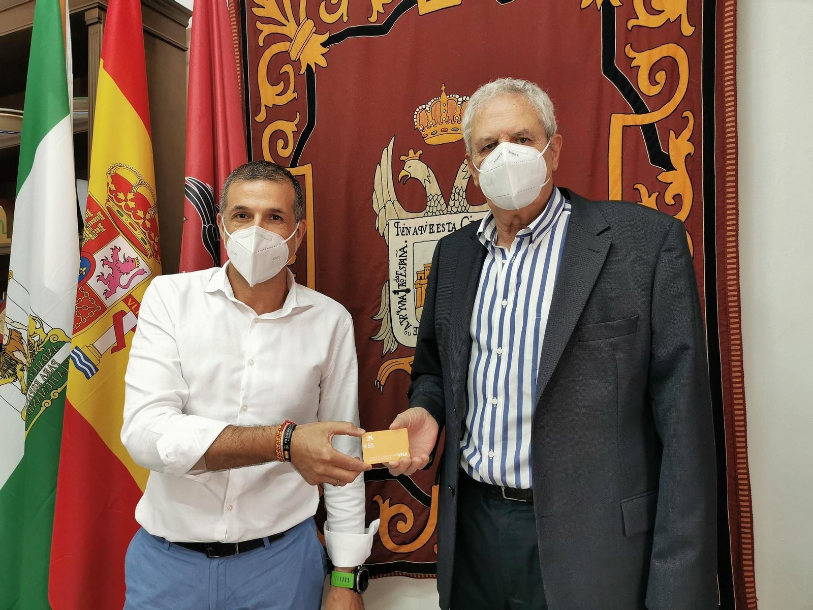 El alcalde de Vera y el director de la Caixa de la sucursal veratense.