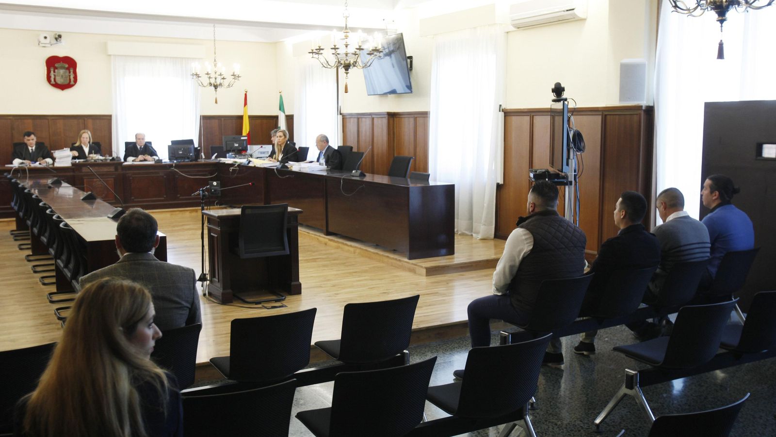 La sala de vistas, con Casimiro Villegas a la izquierda y los cuatro asaltantes a la derecha.