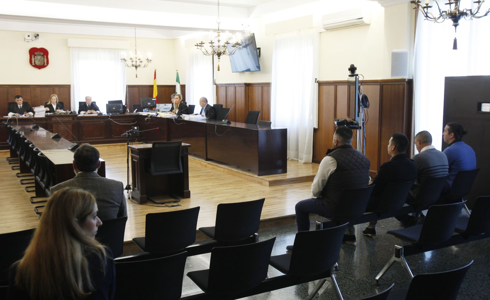 La sala de vistas, con Casimiro Villegas a la izquierda y los cuatro asaltantes a la derecha.