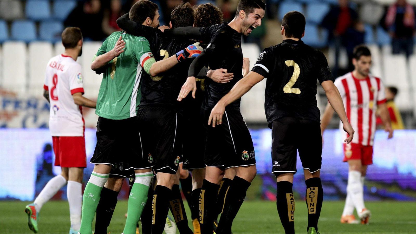 Los jugadores santanderinos celebran su pase a la siguiente ronda copera contra el Almería.
