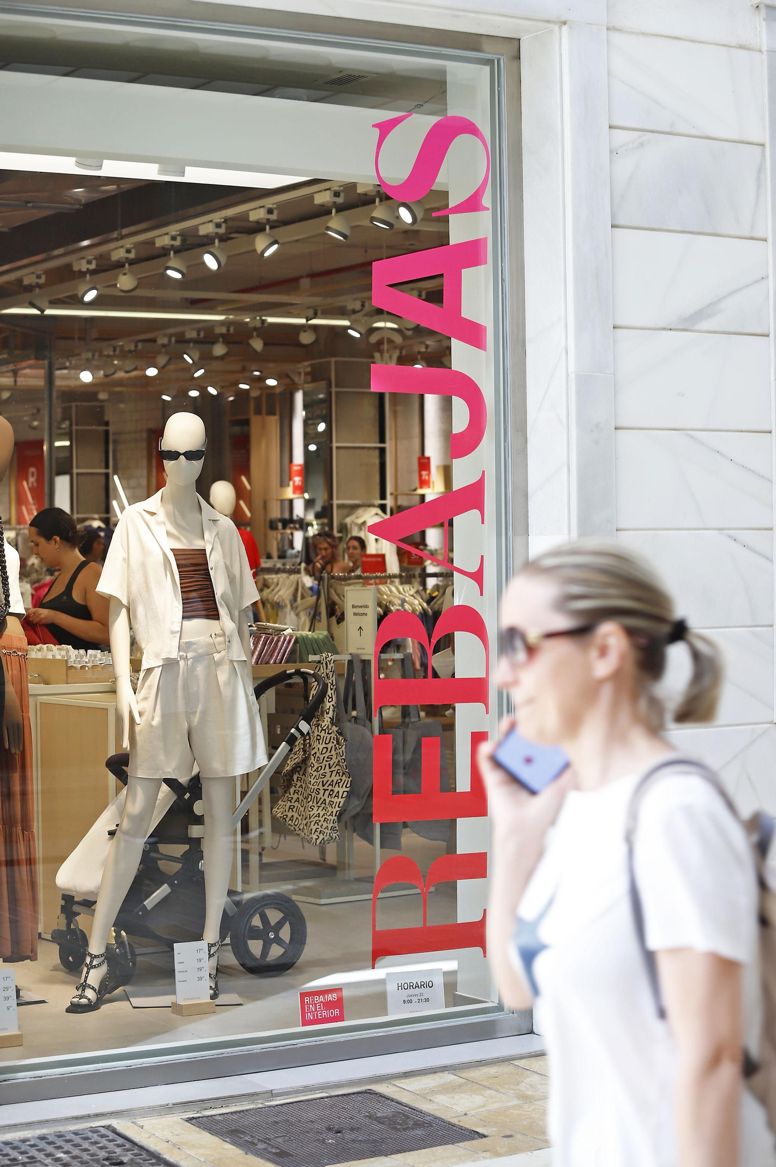 Imágenes del inicio de las Rebajas de verano en Huelva