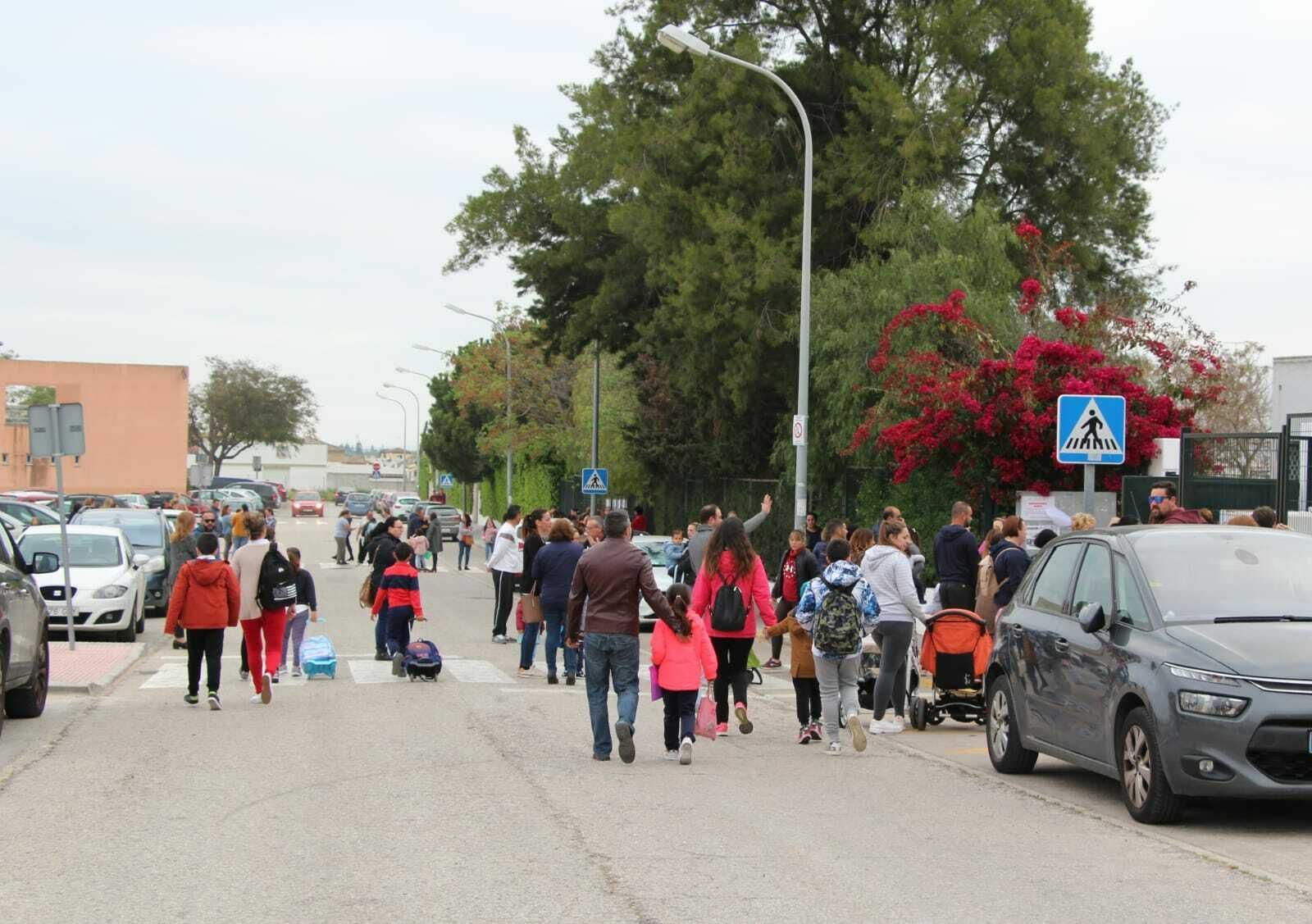 Alumnos y familiares, esta mañana en la entrada de un colegio de Chiclana.