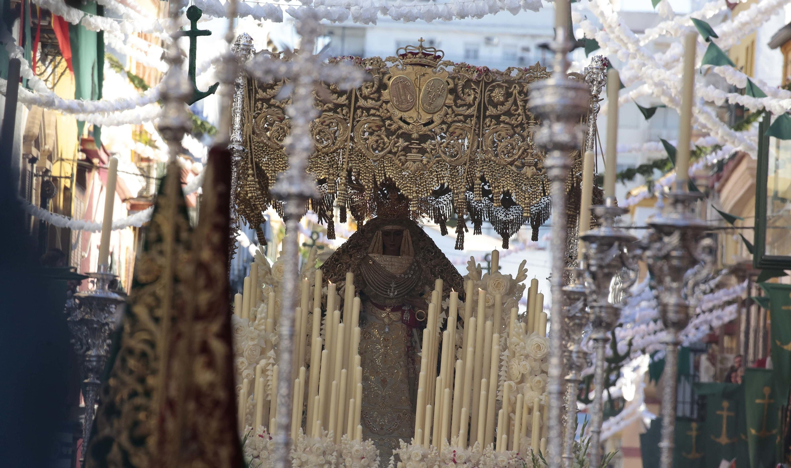 El traslado de la Esperanza de Triana, en imágenes