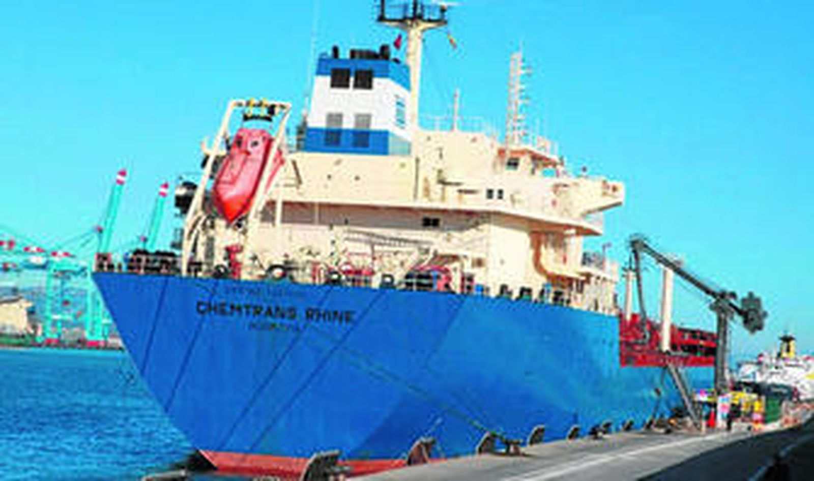 El 'Chemtrans Rhine', durante sus operaciones en el puerto Bahía de Algeciras.
