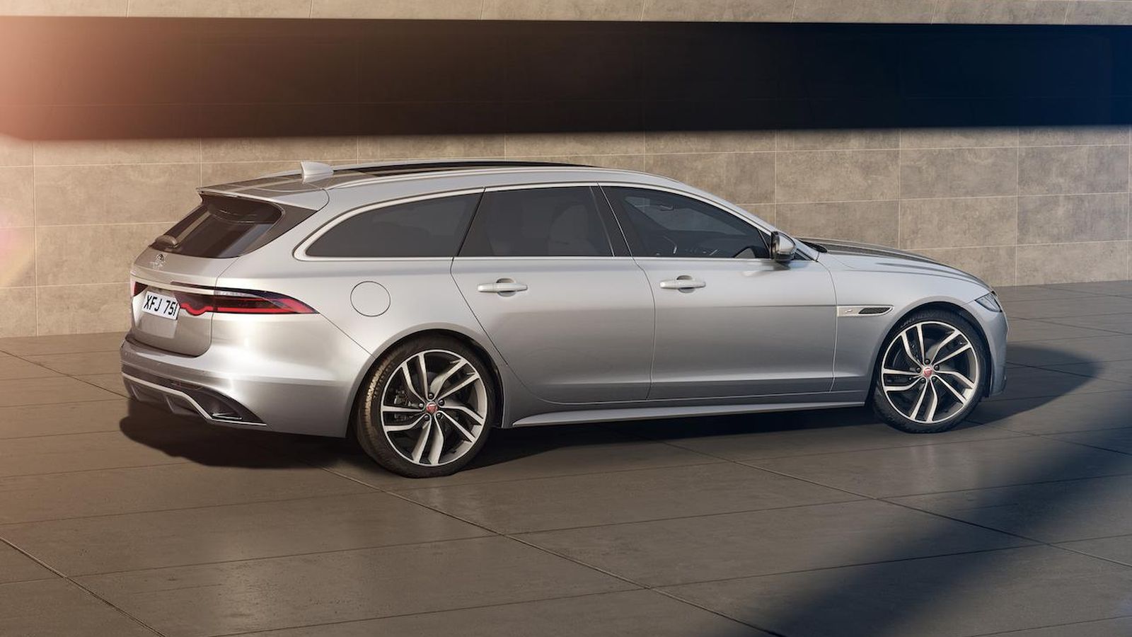 No sólo las berlinas, también la versión familiar de los XF puede recibir este acabado R-Dynamic Black.