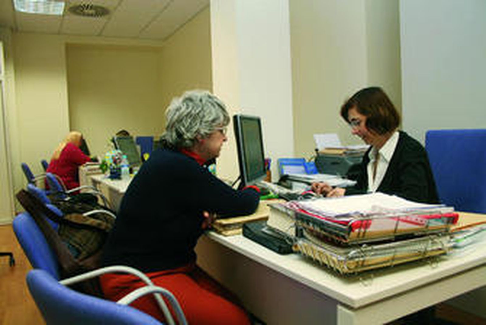Blanca y María del Carmen, de Cruz Roja, organizando las necesidades semanales del programa de asistencia.