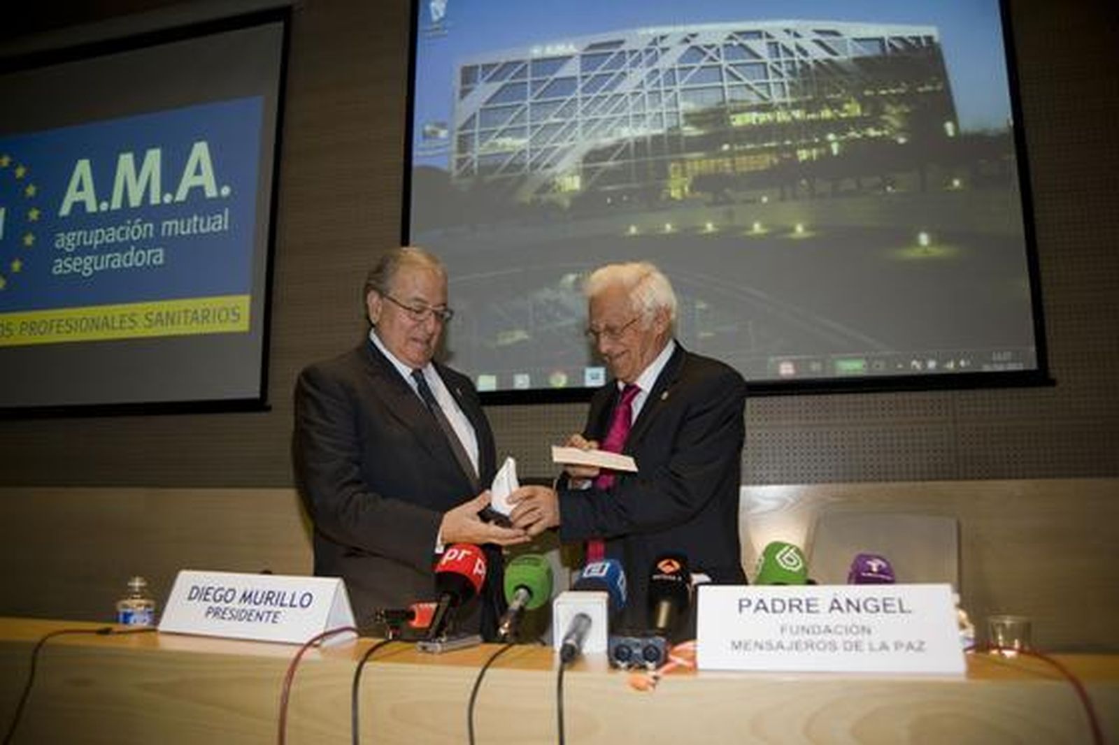 AMA dona un millón de euros a la Fundación Mensajeros de la Paz para ayuda a refugiados