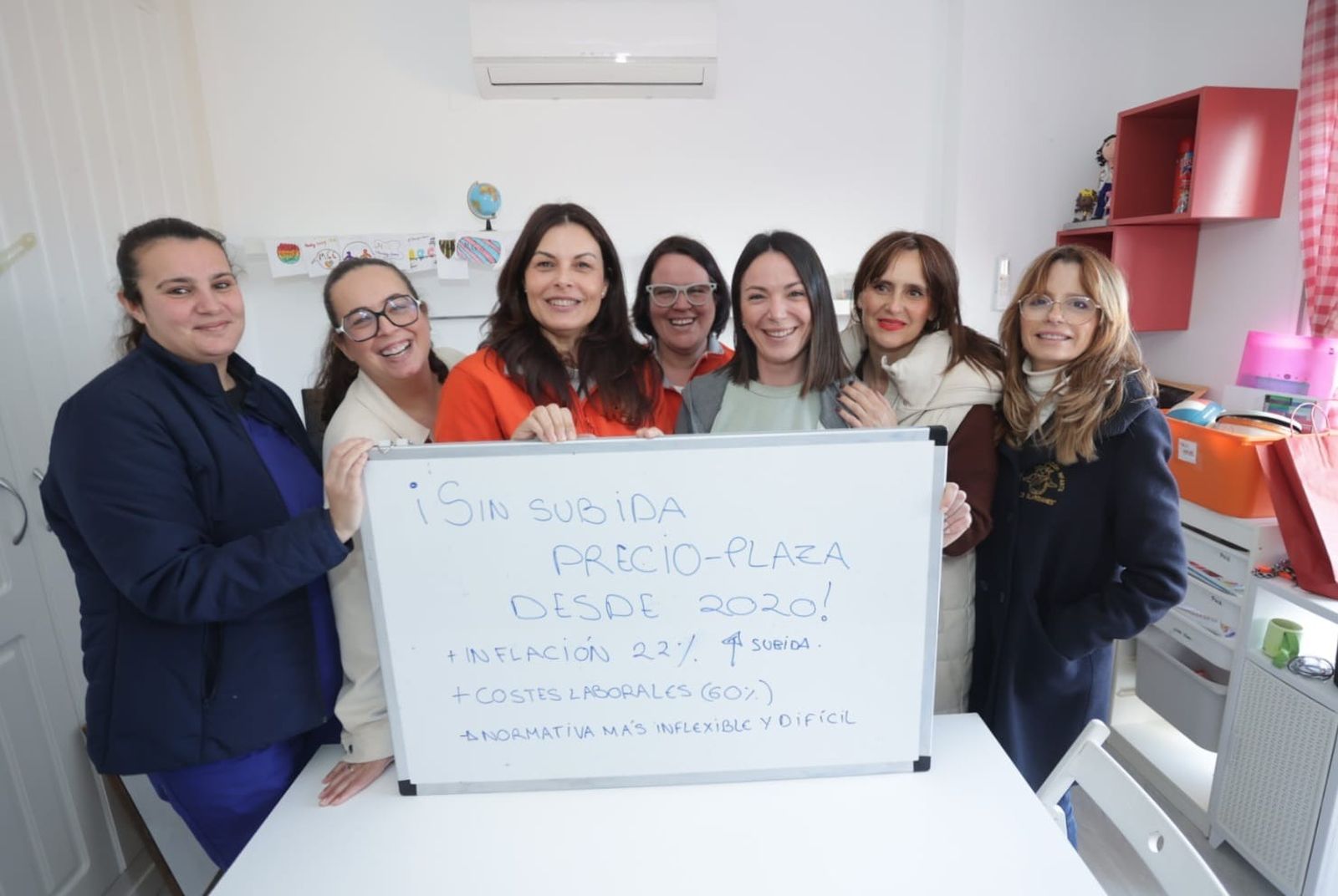 Responsables de las guarderías de Algeciras, con sus reivindicaciones en una pizarra.