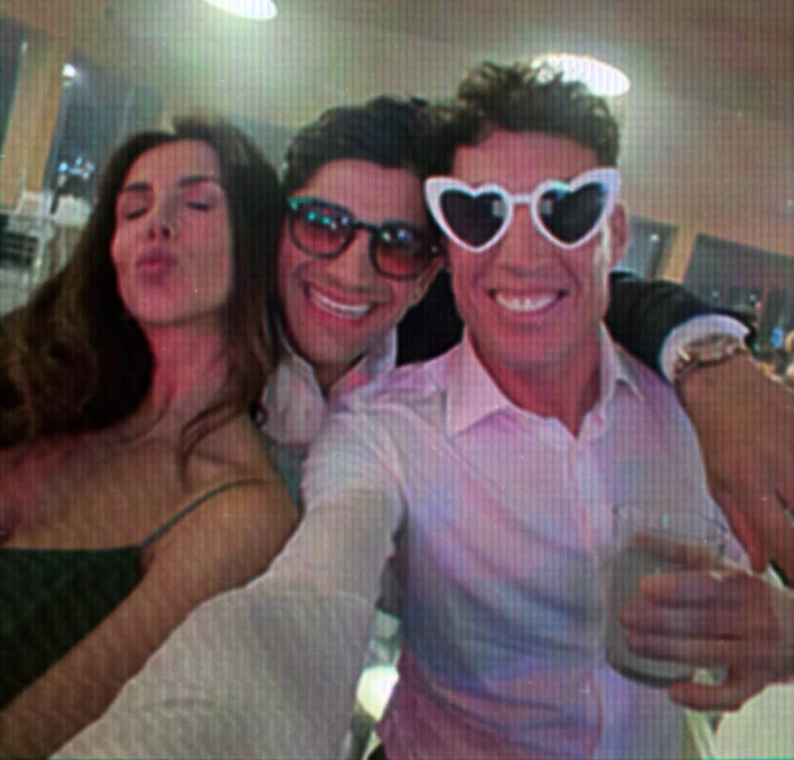 Laura Montero, mujer de Aleix Espargaró, éste y en el centro Jorfe Martín.