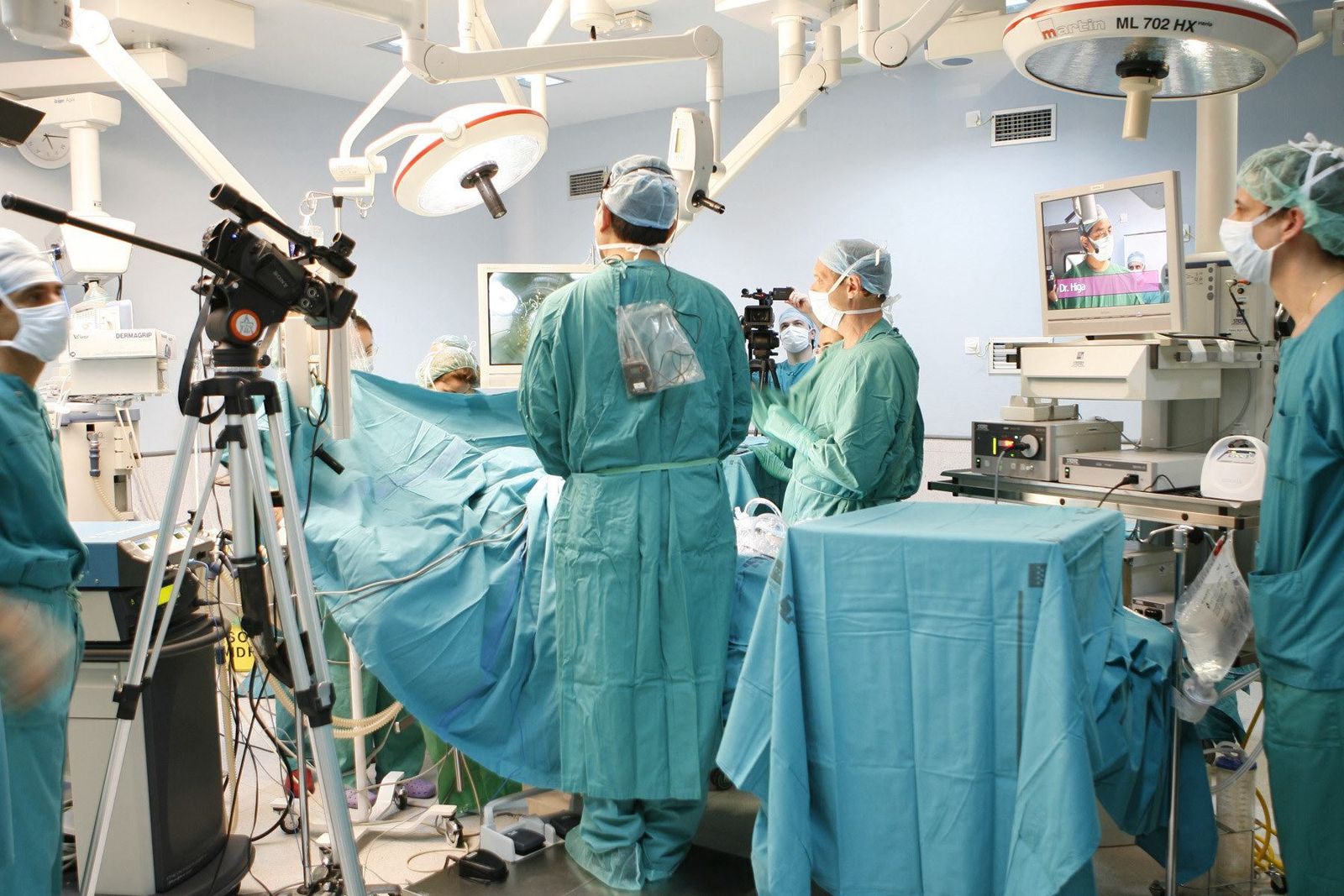 Una operación en un quirófano.