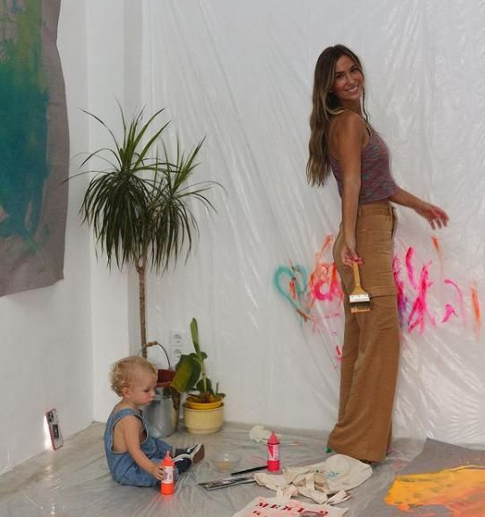 María Pombo con su pequeño Martín pintando las paredes de casa.