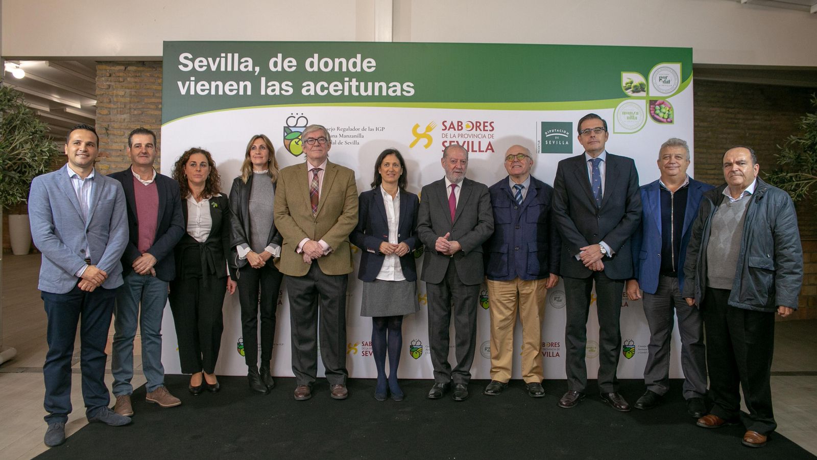 Foto de familia en el acto de presentación de la IGP.